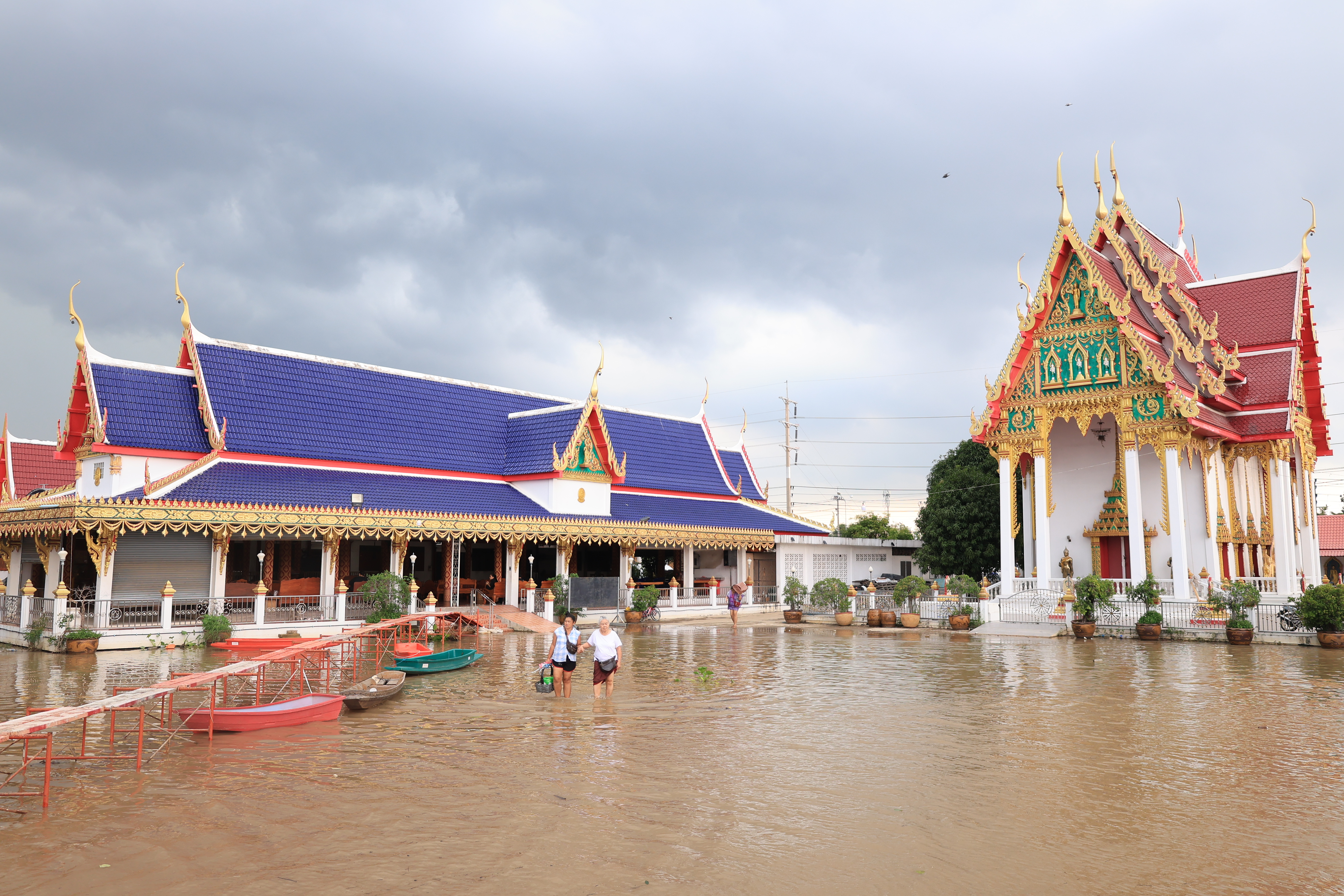 title - ส.ป.ก. ติดตามรมช.เกษตรฯ ช่วยเหลือพี่น้องผู้ประสบอุทกภัย ในเขตจังหวัดปทุมธานี